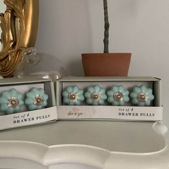 Drawer pulls blue floral set of 8. New - Picture 2 of 3